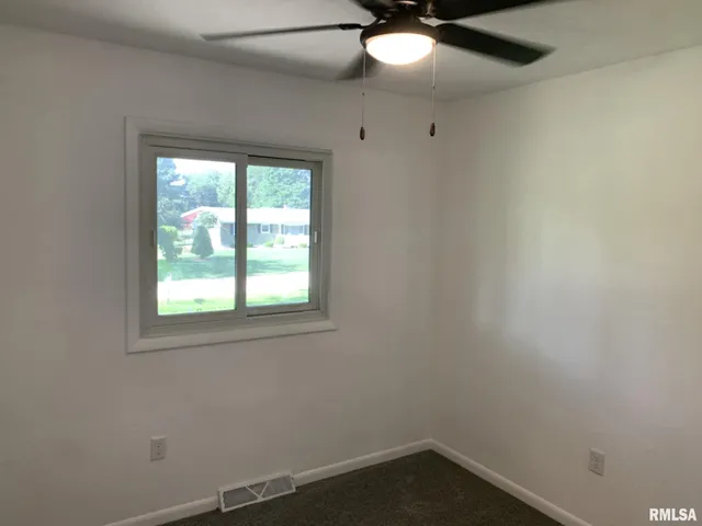 $290,000 | 142 Lakeland Drive, Galesburg, IL 61401