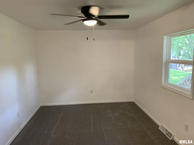 $290,000 | 142 Lakeland Drive, Galesburg, IL 61401