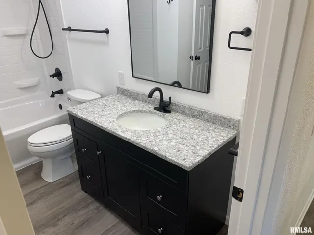 $290,000 | 142 Lakeland Drive, Galesburg, IL 61401