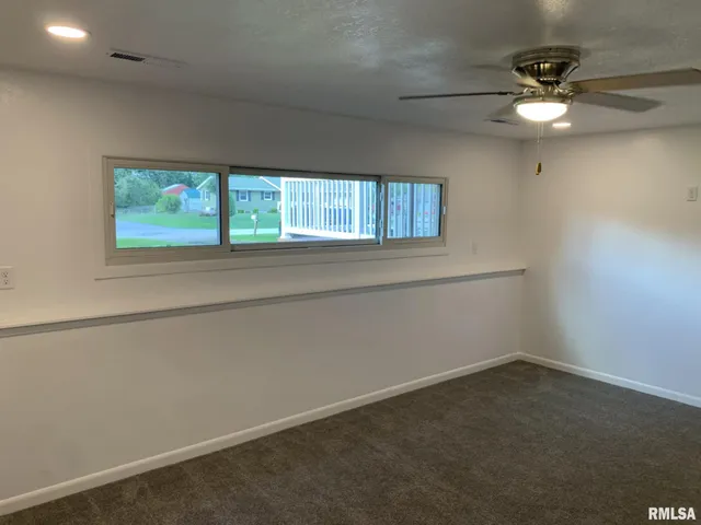 $290,000 | 142 Lakeland Drive, Galesburg, IL 61401