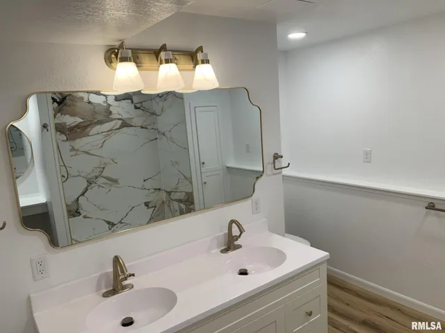 $290,000 | 142 Lakeland Drive, Galesburg, IL 61401