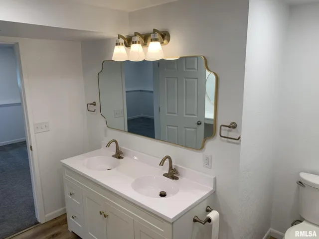 $290,000 | 142 Lakeland Drive, Galesburg, IL 61401