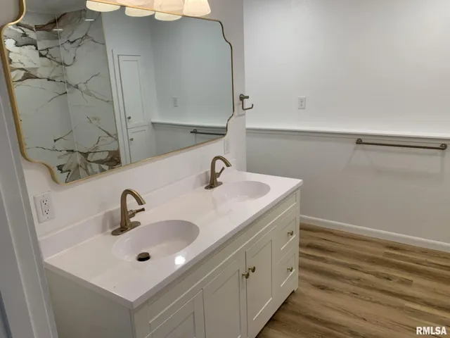 $290,000 | 142 Lakeland Drive, Galesburg, IL 61401