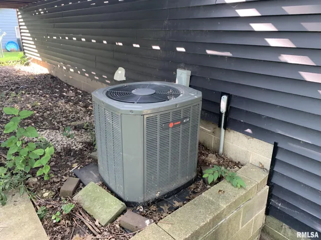 $290,000 | 142 Lakeland Drive, Galesburg, IL 61401