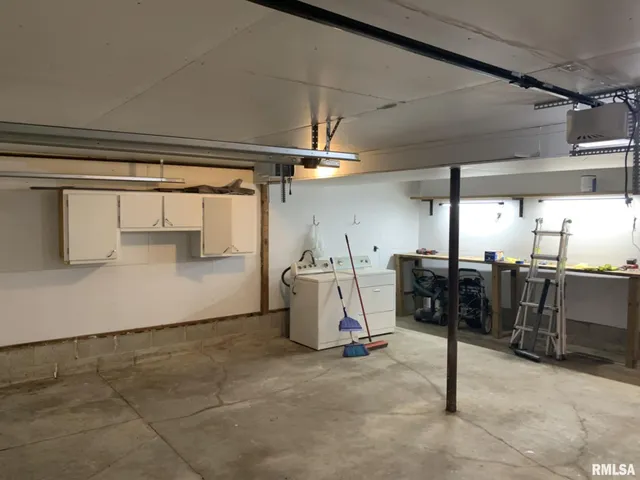 $290,000 | 142 Lakeland Drive, Galesburg, IL 61401