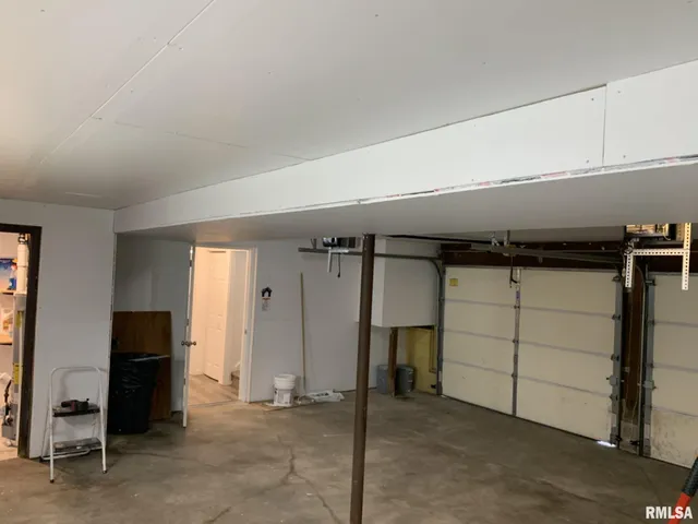 $290,000 | 142 Lakeland Drive, Galesburg, IL 61401