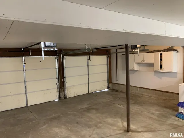 $290,000 | 142 Lakeland Drive, Galesburg, IL 61401