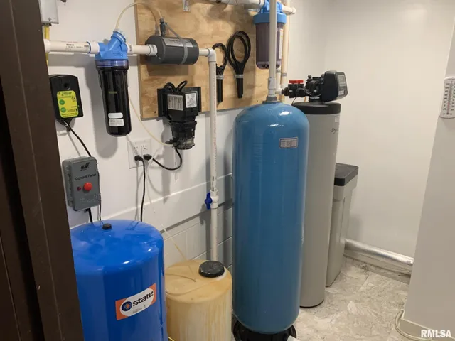 $290,000 | 142 Lakeland Drive, Galesburg, IL 61401