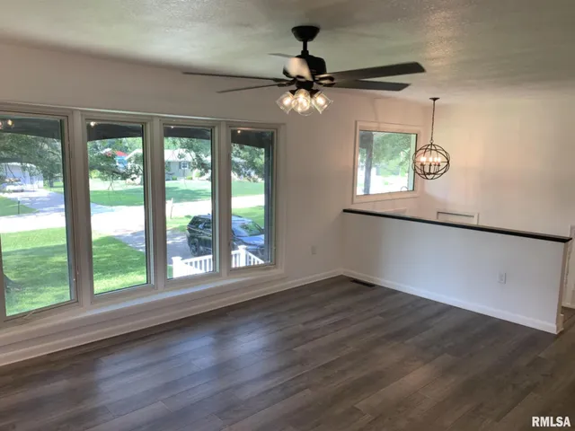 $290,000 | 142 Lakeland Drive, Galesburg, IL 61401