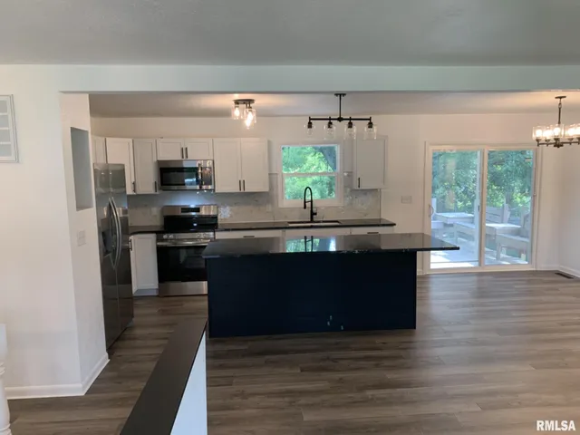 $290,000 | 142 Lakeland Drive, Galesburg, IL 61401