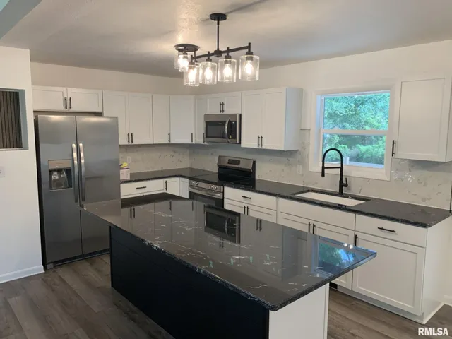 $290,000 | 142 Lakeland Drive, Galesburg, IL 61401