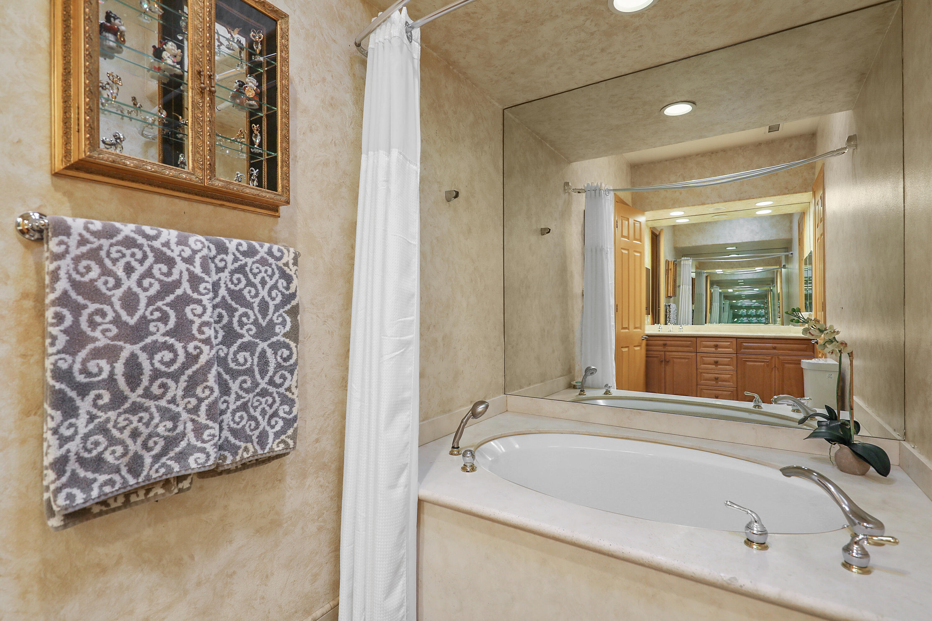 78680 Ave Tujunga La Quinta, CA 92253 - Photo 20 of 41 a bathroom with a tub sink and mirror
