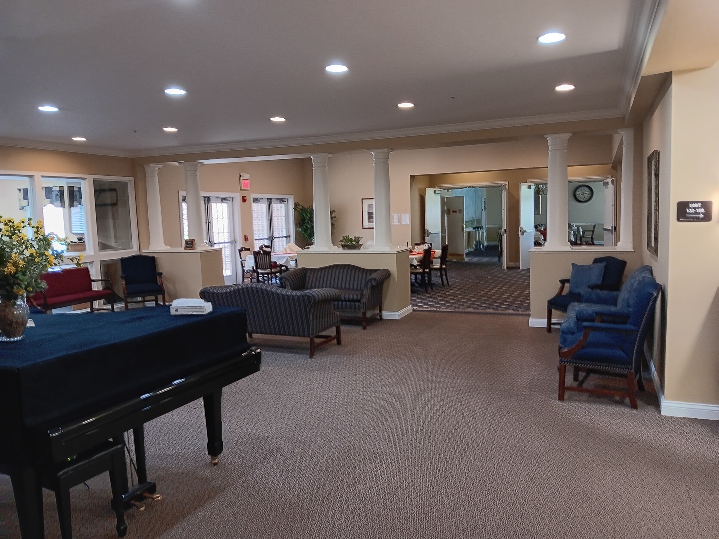 801 North McLean Boulevard, Unit 260 Elgin, IL 60123 - Photo 21 of 34 a living room with furniture and a potted plant