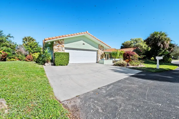 $1,100,000 | 301 Jacaranda Drive, Plantation, FL 33324