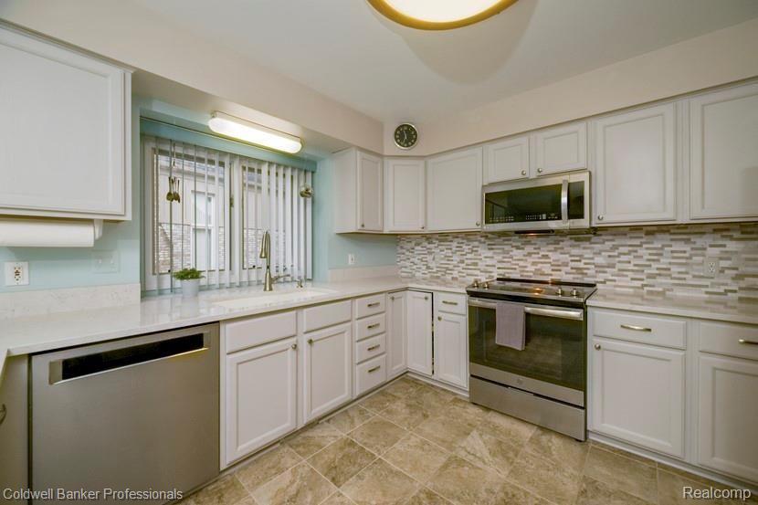 2211 South Shore Court Rochester Hills, MI 48307 - Photo 11 of 48
