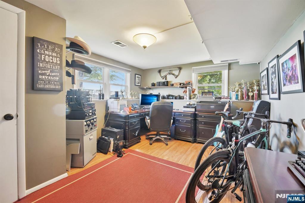 676 Rutgers Place Paramus, NJ 07652 - Photo 23 of 34