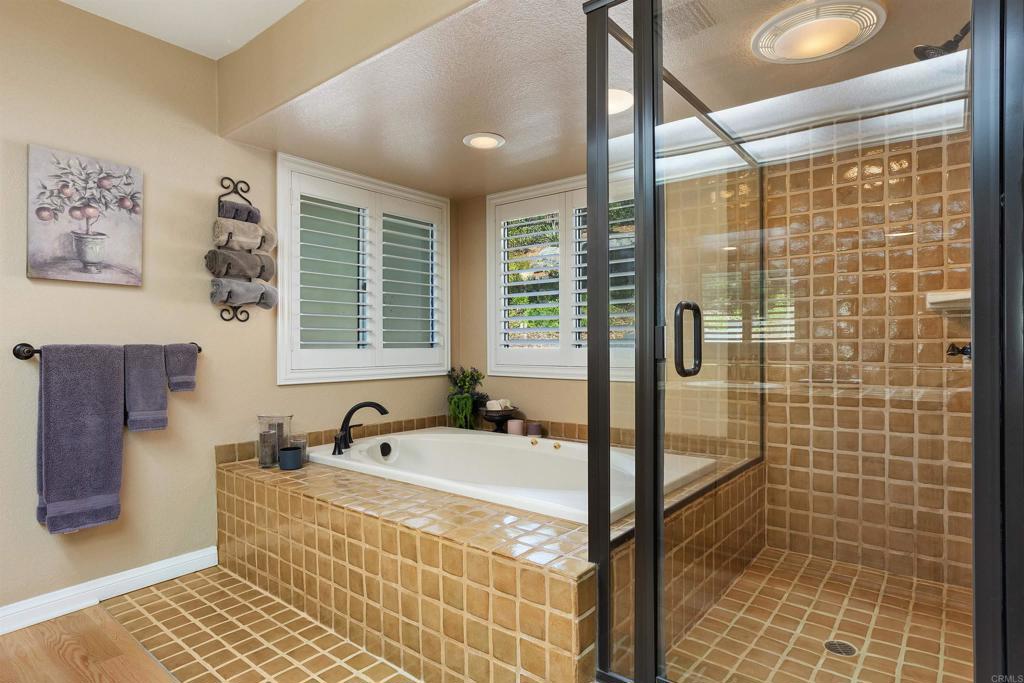 2614 Secret Lake Lane Fallbrook, CA 92028 - Photo 22 of 60 a bathroom with a sink and a bathtub