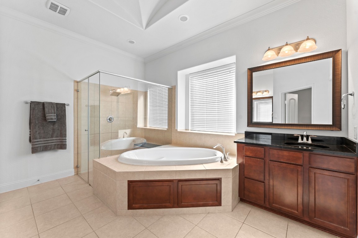 39 Tioga Place Tomball, TX 77375 - Photo 26 of 50 Primary Bathroom