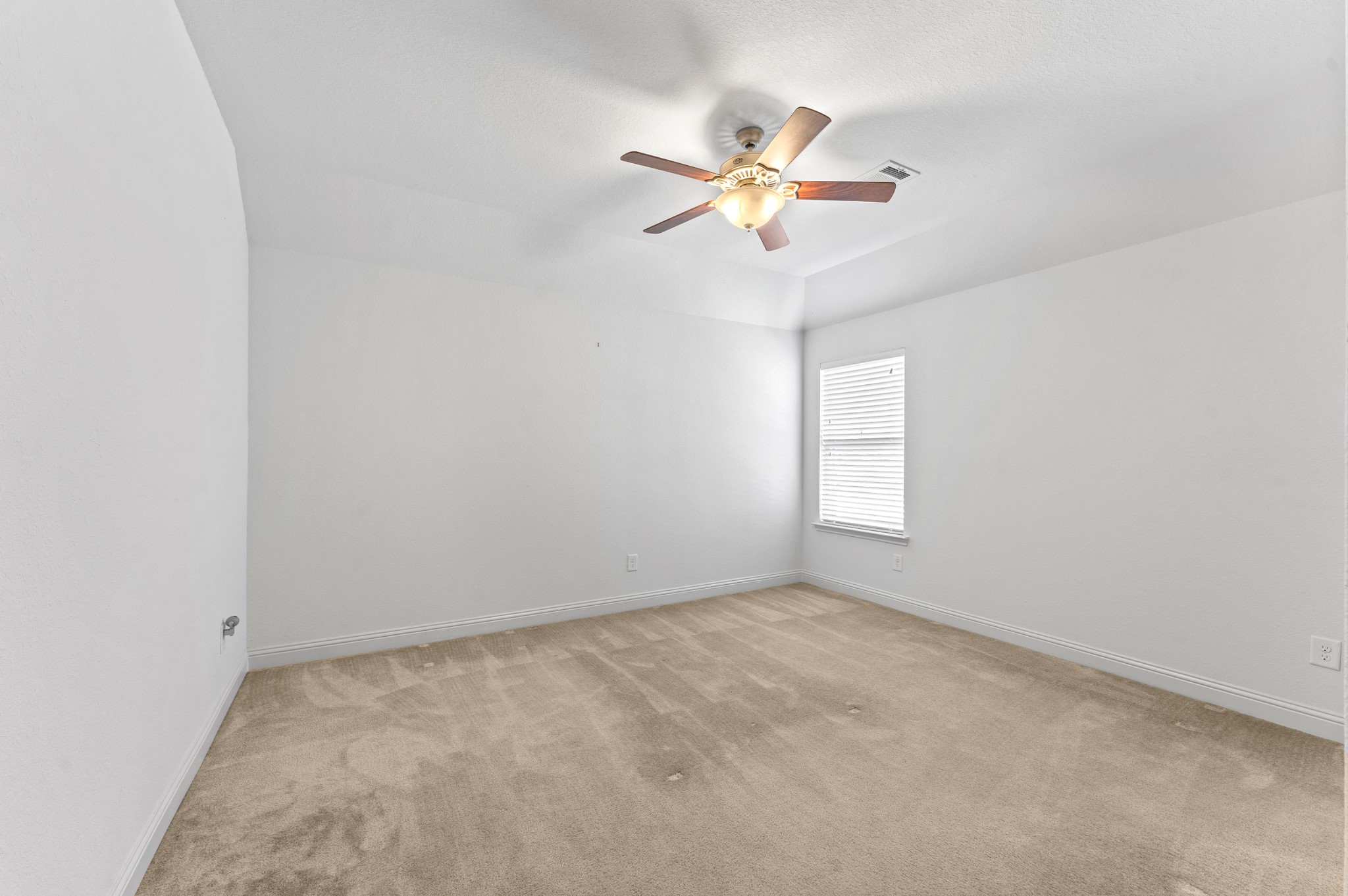 39 Tioga Place Tomball, TX 77375 - Photo 34 of 50 an empty room with windows and fan