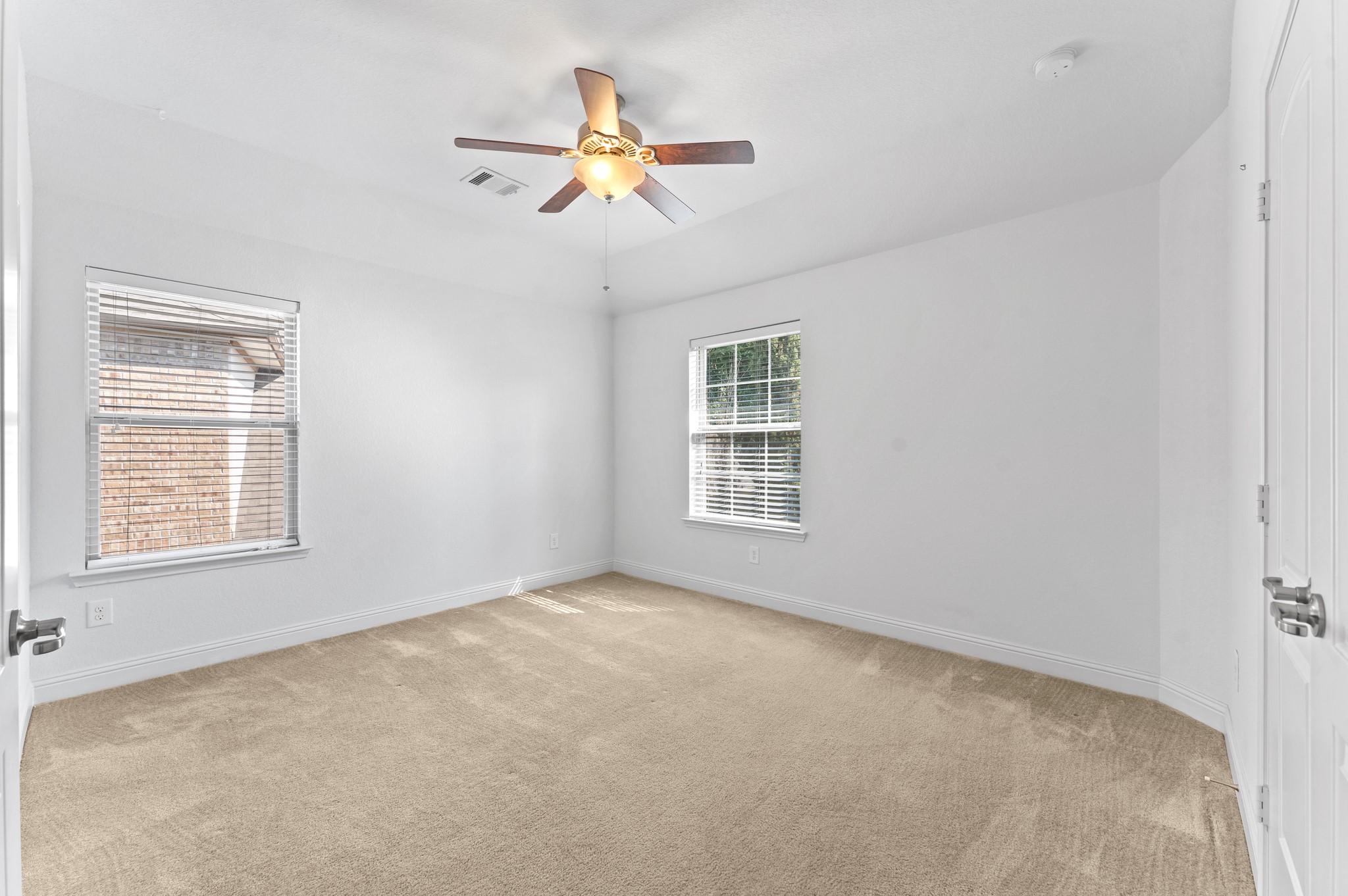 39 Tioga Place Tomball, TX 77375 - Photo 38 of 50 an empty room with windows and fan