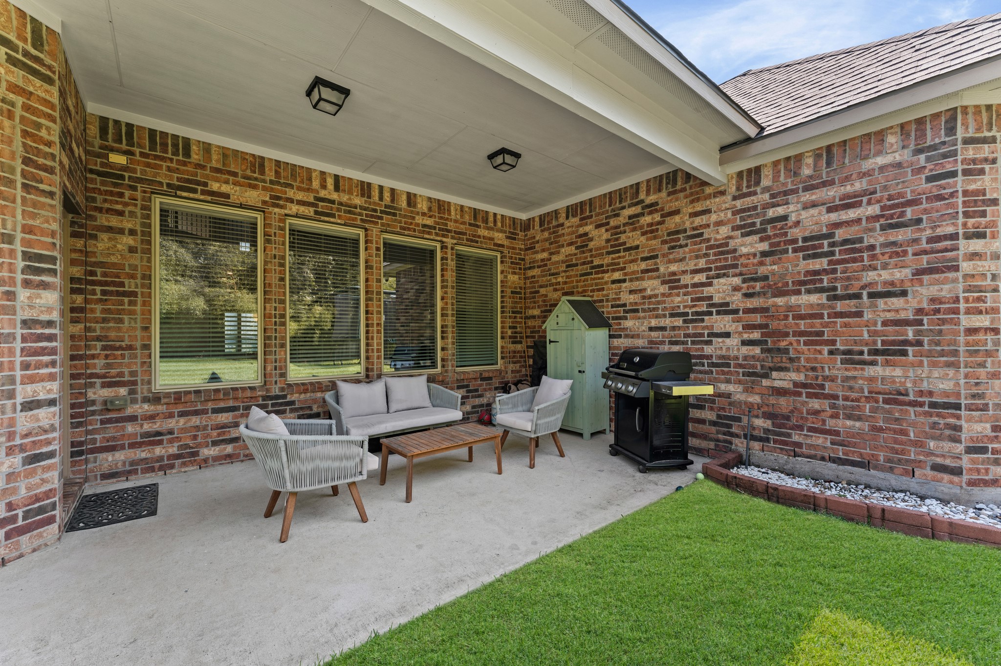 39 Tioga Place Tomball, TX 77375 - Photo 41 of 50 a balcony with chairs and a table