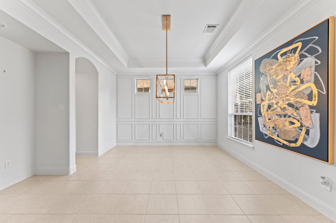 39 Tioga Place Tomball, TX 77375 - Photo 5 of 50 Dining room