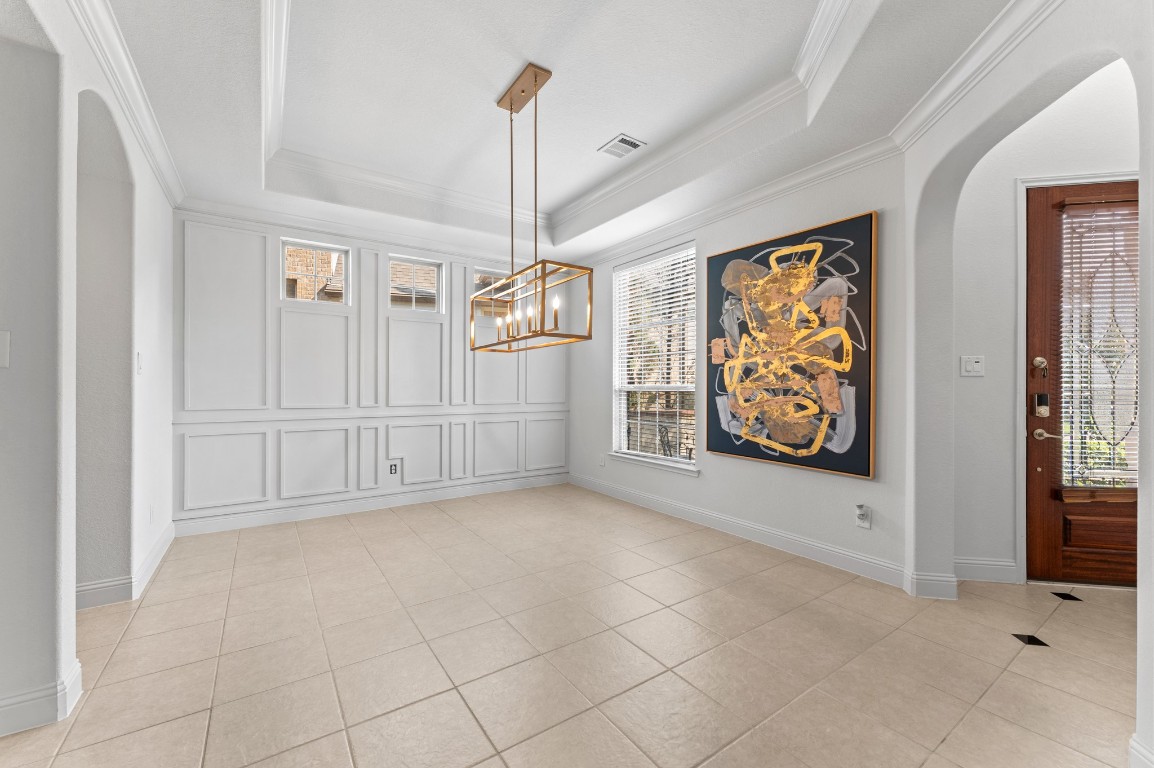 39 Tioga Place Tomball, TX 77375 - Photo 7 of 50 Dining room and main entrance