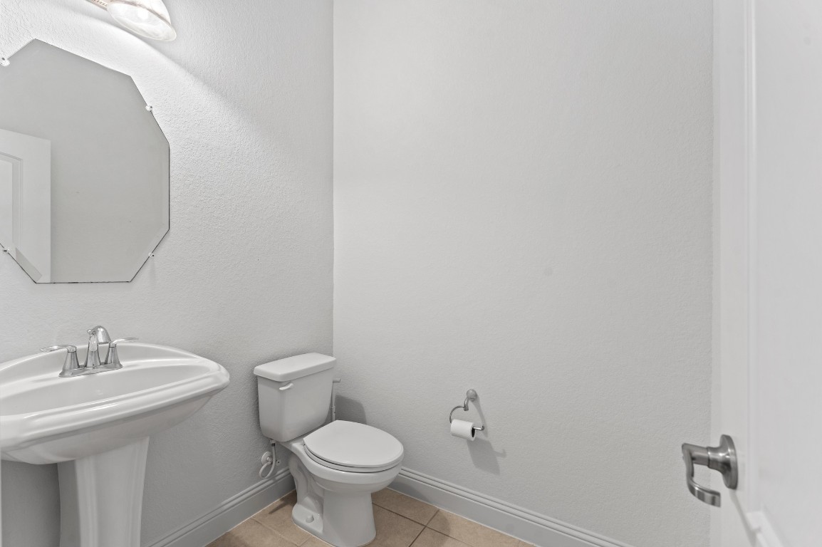 39 Tioga Place Tomball, TX 77375 - Photo 10 of 50 Half bathroom 1st floor