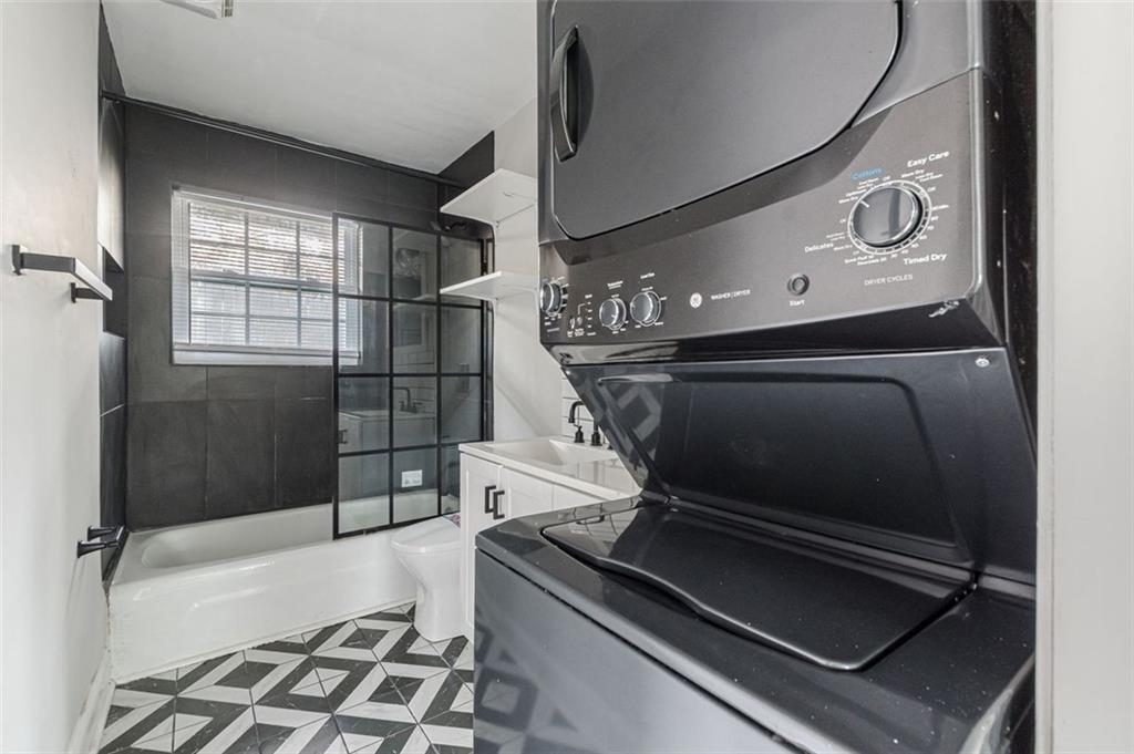 919 Hobson Street Southwest Atlanta, GA 30310 - Photo 10 of 24 a room with gym equipment