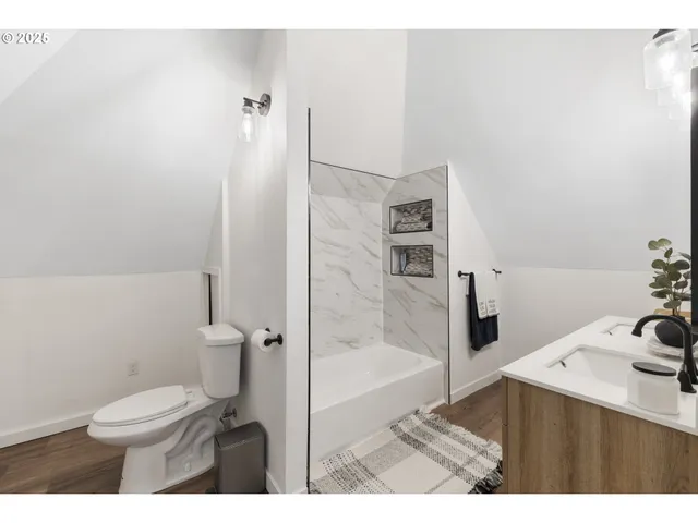 a view of livingroom with furniture