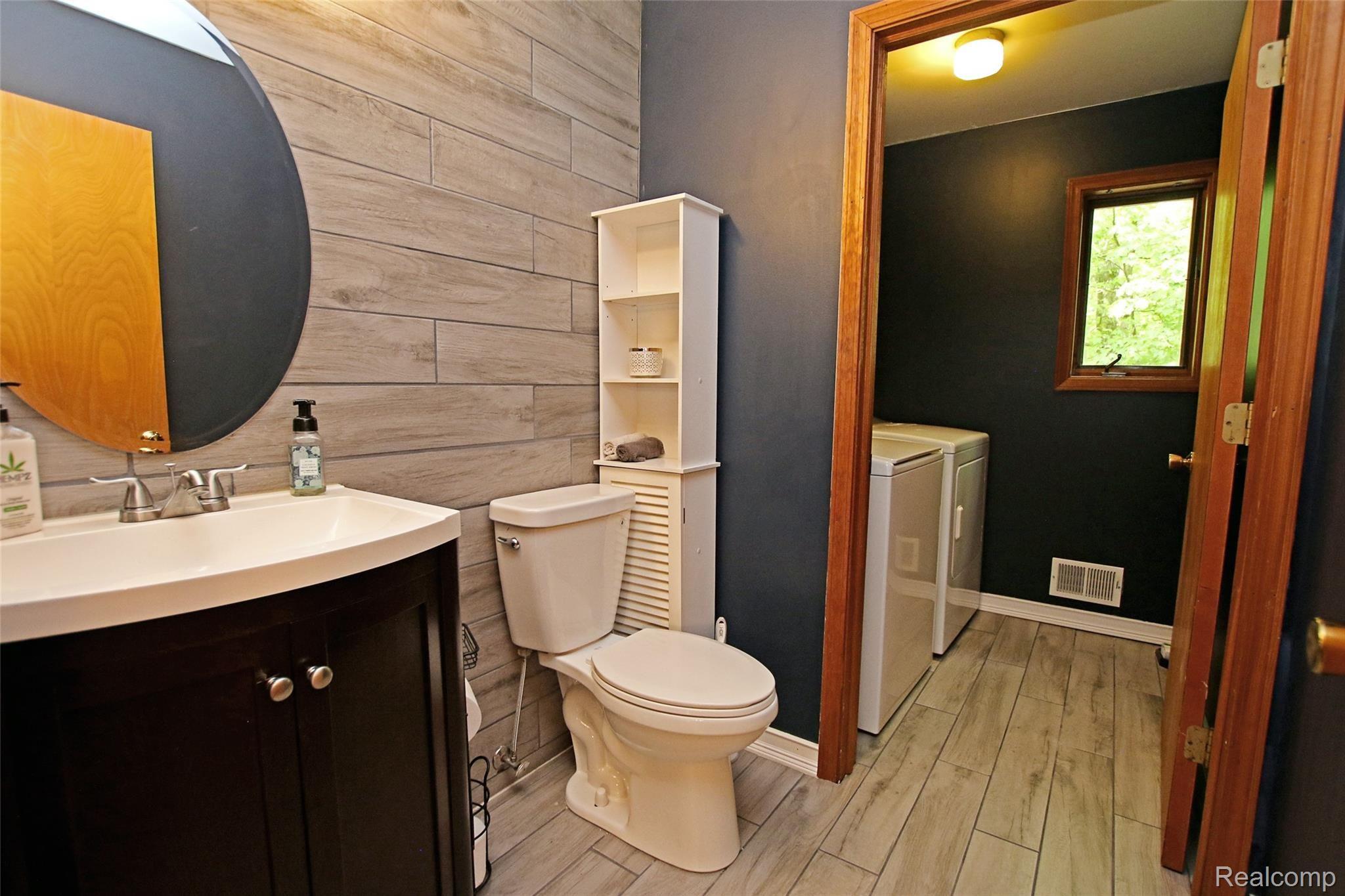310 North Van Road Holly, MI 48442 - Photo 23 of 75 22) Family Room Half Bath.jpg