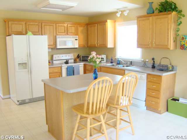 2620 Dorset Ridge Road Powhatan, VA 23139 - Photo 5 of 12 Kitchen - Raised Panel Cabinets ! All Appliances s