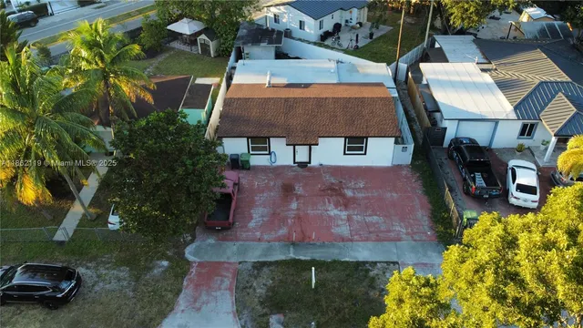 a view of a house with backyard and a tree
