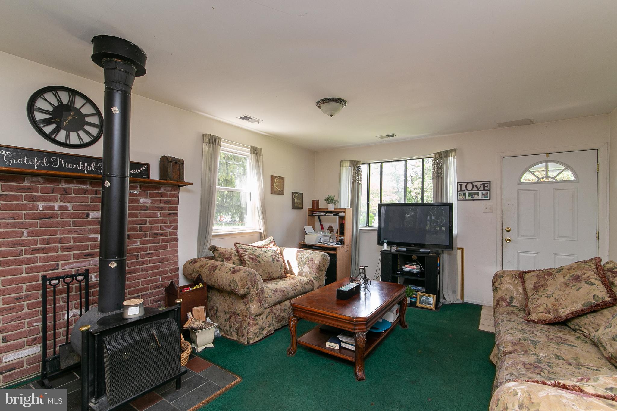 26 Ray Smith Road Sicklerville, NJ 08081 - Photo 5 of 25 Living room