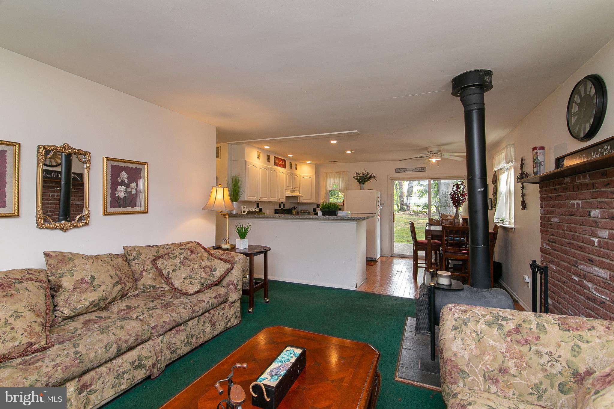 26 Ray Smith Road Sicklerville, NJ 08081 - Photo 6 of 25 living room