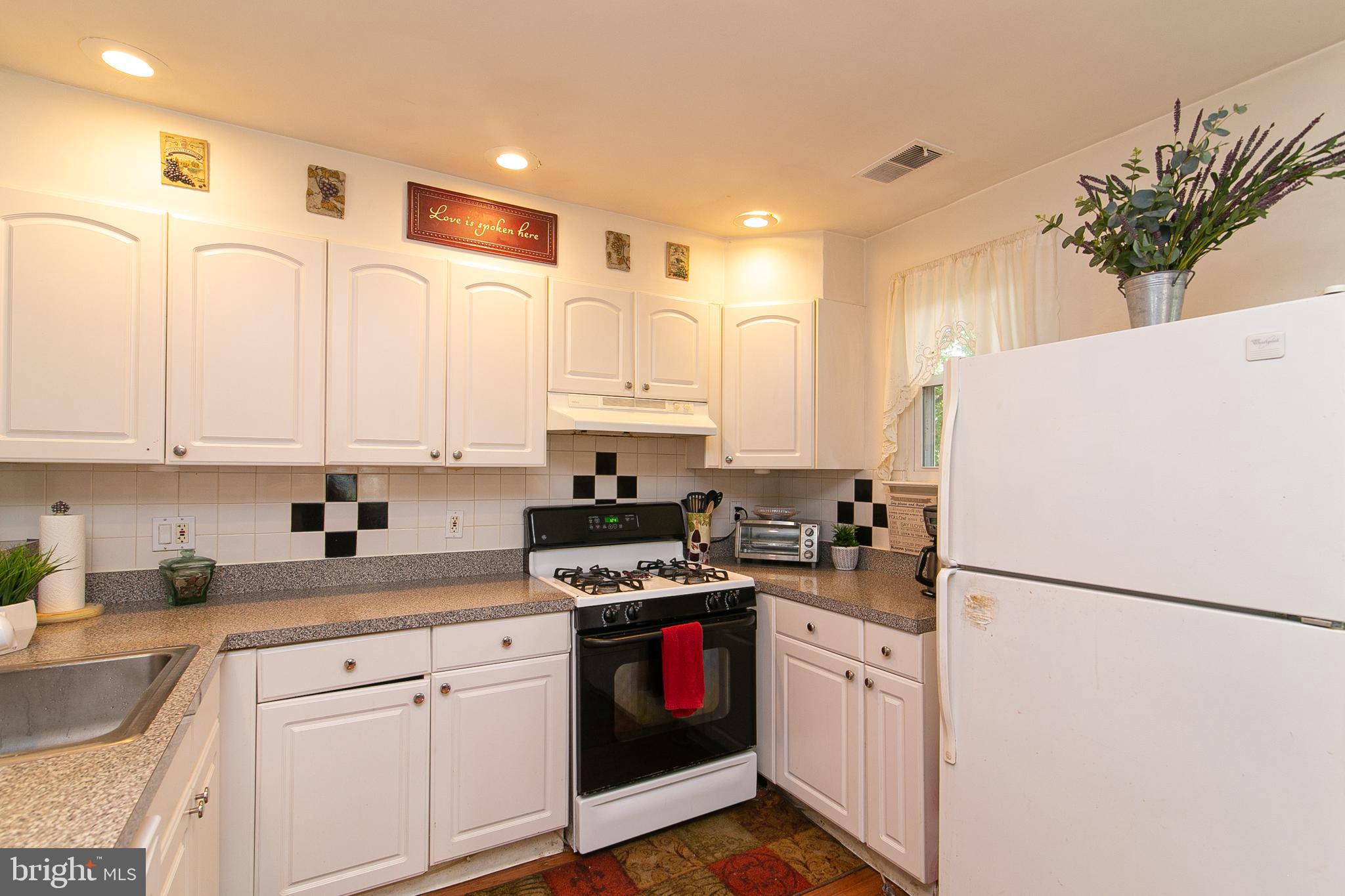 26 Ray Smith Road Sicklerville, NJ 08081 - Photo 9 of 25 kitchen