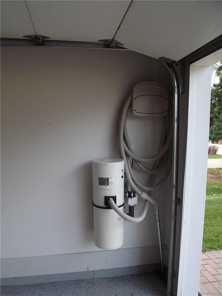 921 Spartan Court Rochester, MI 48309 - Photo 21 of 25 Garage Central Vacuum