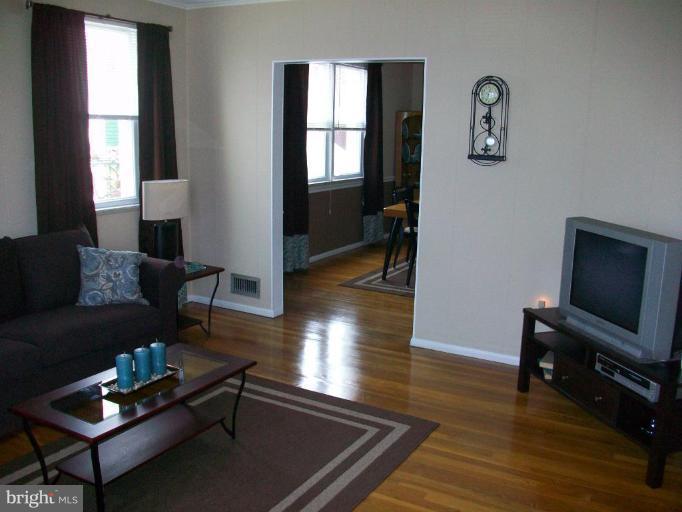3707 Ina Avenue Baltimore, MD 21206 - Photo 2 of 16 Living Room