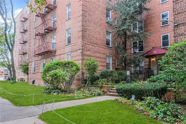 $655,000 | 221 McDonald Avenue, Unit 5C | Windsor Terrace