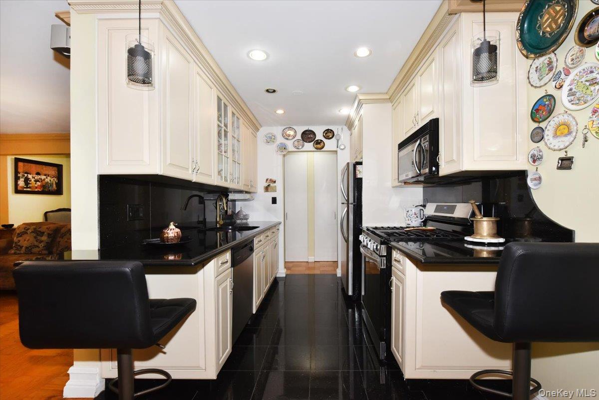320 East Shore Road, Unit 15A Great Neck, NY 11023 - Photo 18 of 29 Gallery Image 18