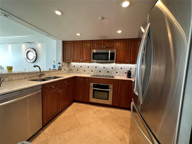 $4,500 | 2555 Collins Avenue, Unit 1207, Miami Beach, FL 33140