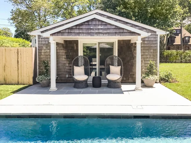 a view of a house with backyard
