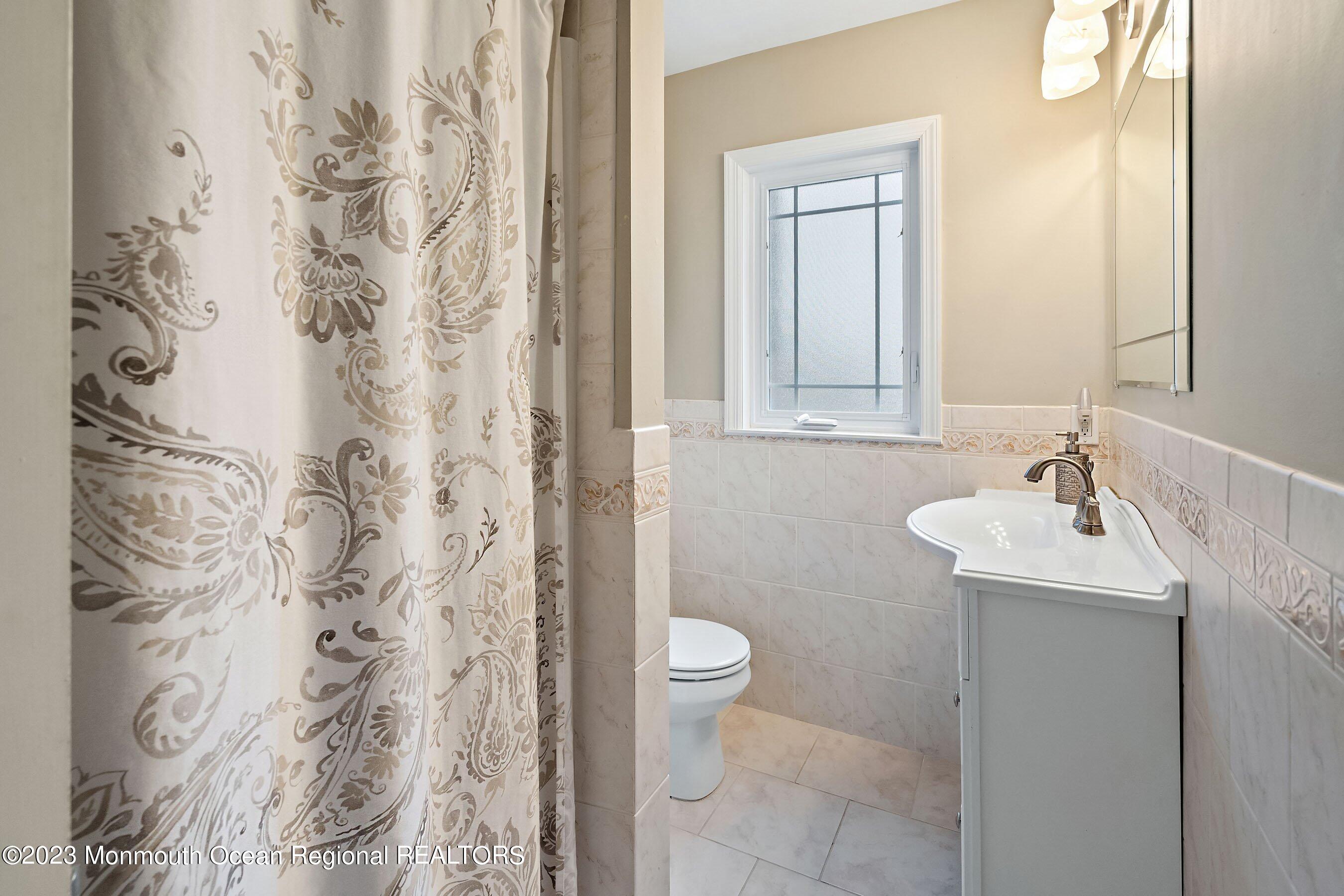 554 Hopping Road Belford, NJ 07718 - Photo 15 of 26 26-Int9 Lav2