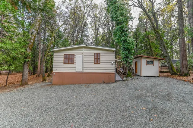 a view of a house with backyard