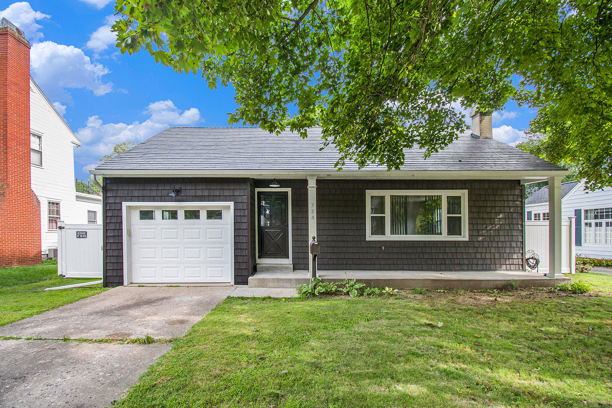 724 Crescent Road Jackson, MI 49203 - Photo 1 of 25 001_ndp6062
