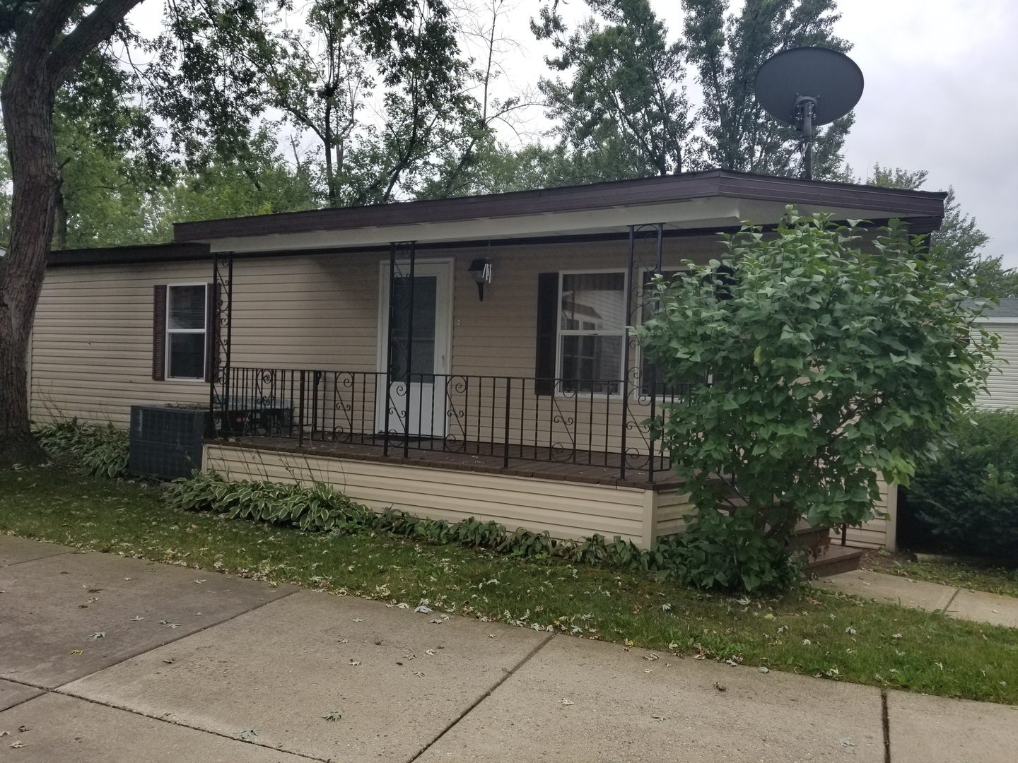 259 Parkwood Road Elgin, IL 60123 - Photo 2 of 18 a front view of a house with garden