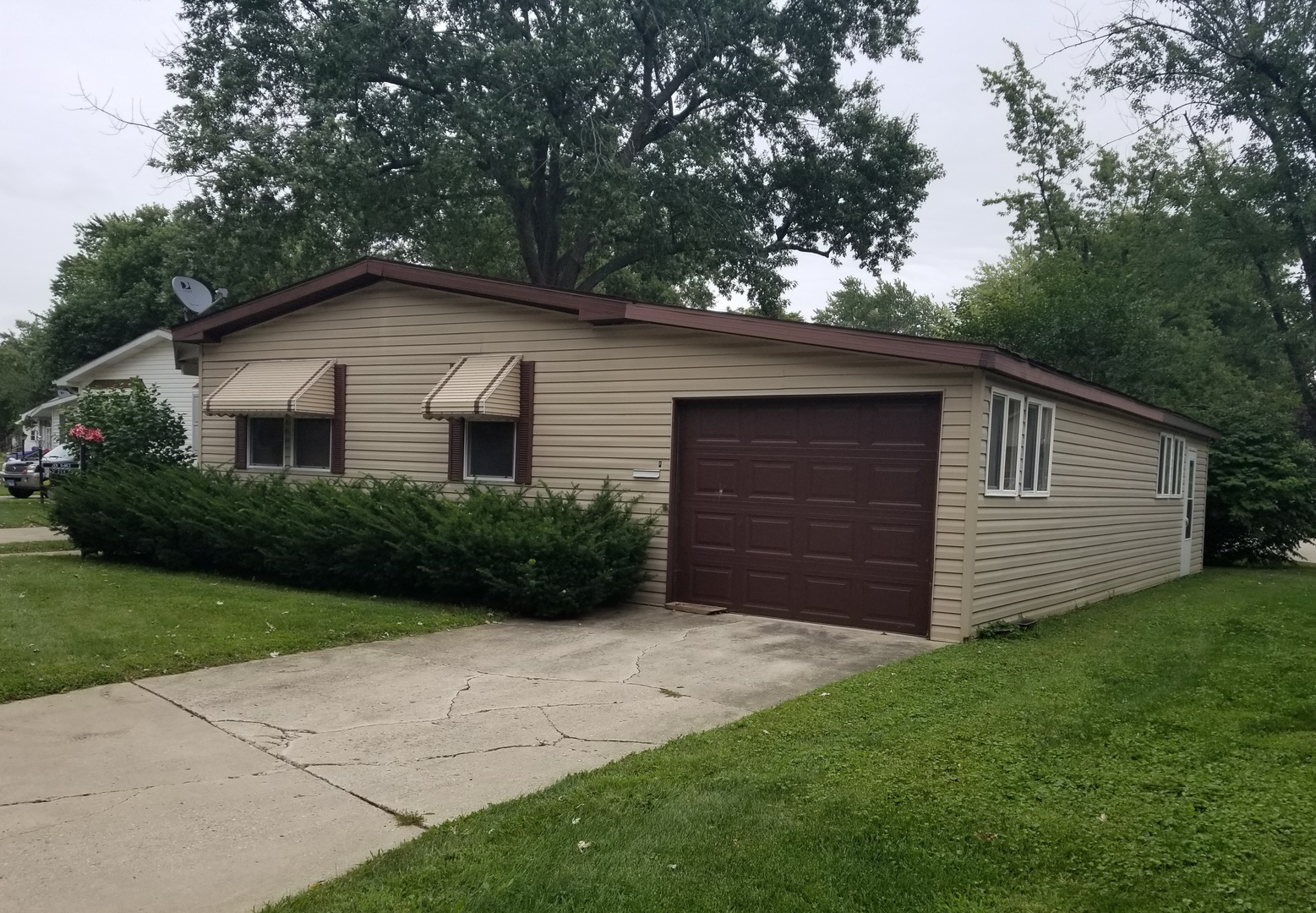 259 Parkwood Road Elgin, IL 60123 - Photo 3 of 18 a front view of house with a garden