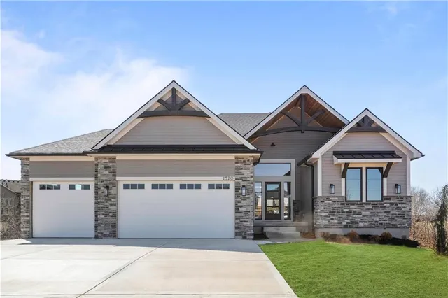 $868,418 | 2520 Northeast Woodland Oak Circle, Lee's Summit, MO 64086