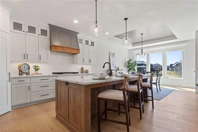 $868,418 | 2520 Northeast Woodland Oak Circle, Lee's Summit, MO 64086