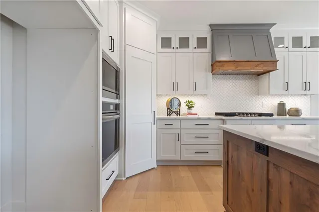 $868,418 | 2520 Northeast Woodland Oak Circle, Lee's Summit, MO 64086